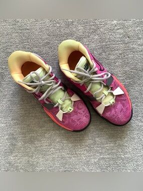 Nike Kyrie Irving Creator Hendrix Fuchsia Youth Sneakers Sz. 5Y, EU 37 1/2